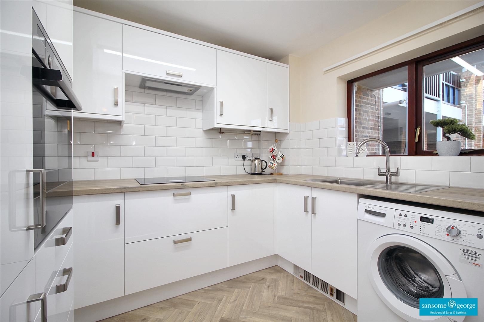 1 bed property in Emmbrook Court, Reading